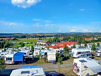 Grasbewachsener und kiesbedeckter Wohnwagen-Stellplatz voll ausgestattet (exquisit)