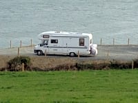 Op verharde ondergrond staplaats voor caravan en/of camper , met elektriciteit