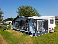 Op gras staplaats , met elektriciteit