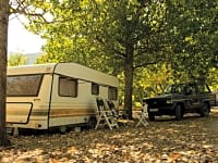 Parcel·la de terra i gespa amb electricitat opcional