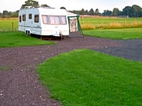 Parcel·la de terra dur amb electricitat per a caravanes