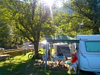 Parcel·la de gespa amb electricitat opcional per a tenda de campanya, per a remolc tenda o per a caravana