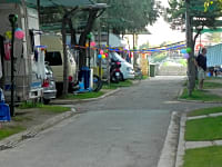 Parcel·la de gespa amb electricitat opcional per a autocaravana