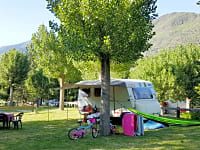 Parcel·la de gespa amb electricitat opcional