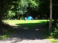 Parcel·la de gespa sense electricitat per a tenda de campanya (sense cotxes)