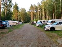 Tomt med elektricitet på gräs och sand