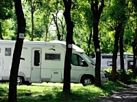 Emplacement pour autocaravane sur herbe et sur sol en terre avec électricité optionnelle