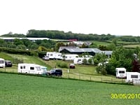 Parcel·la de gespa amb electricitat opcional per a tenda de campanya o per a remolc tenda