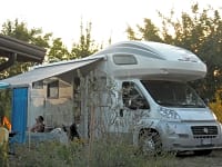 Piazzola roulotte/camper su terreno battuto e erba con elettricità facoltativa