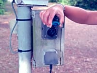 Piazzola camper su erba con elettricità