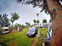 Kempovací místo pro stan, pro rozkládací obytný přívěs nebo pro cestovní karavan s možností elektrické přípojky s trávníkem
