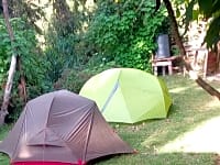 Piazzola tenda su erba con elettricità