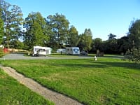 Emplacement pour véhicule de tourisme sur herbe avec électricité optionnelle
