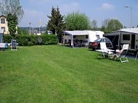 Op gras staplaats volledig uitgerust (comfortabel)