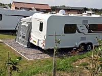 Op verharde ondergrond staplaats voor caravan volledig uitgerust