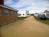 Op verharde ondergrond staplaats voor caravan en/of camper zonder elektriciteit