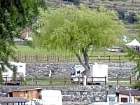 Tomt för husvagn med elektricitet som tillval på gräs och jord (bergsutsikt)