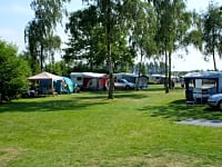Op gras staplaats , met elektriciteit