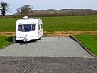 Op grind staplaats voor caravan en/of camper volledig uitgerust