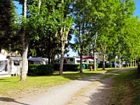 Parcel·la de gespa amb electricitat opcional
