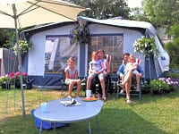 Parcel·la de gespa amb aigua, llum i desguàs per a remolc tenda o per a caravana