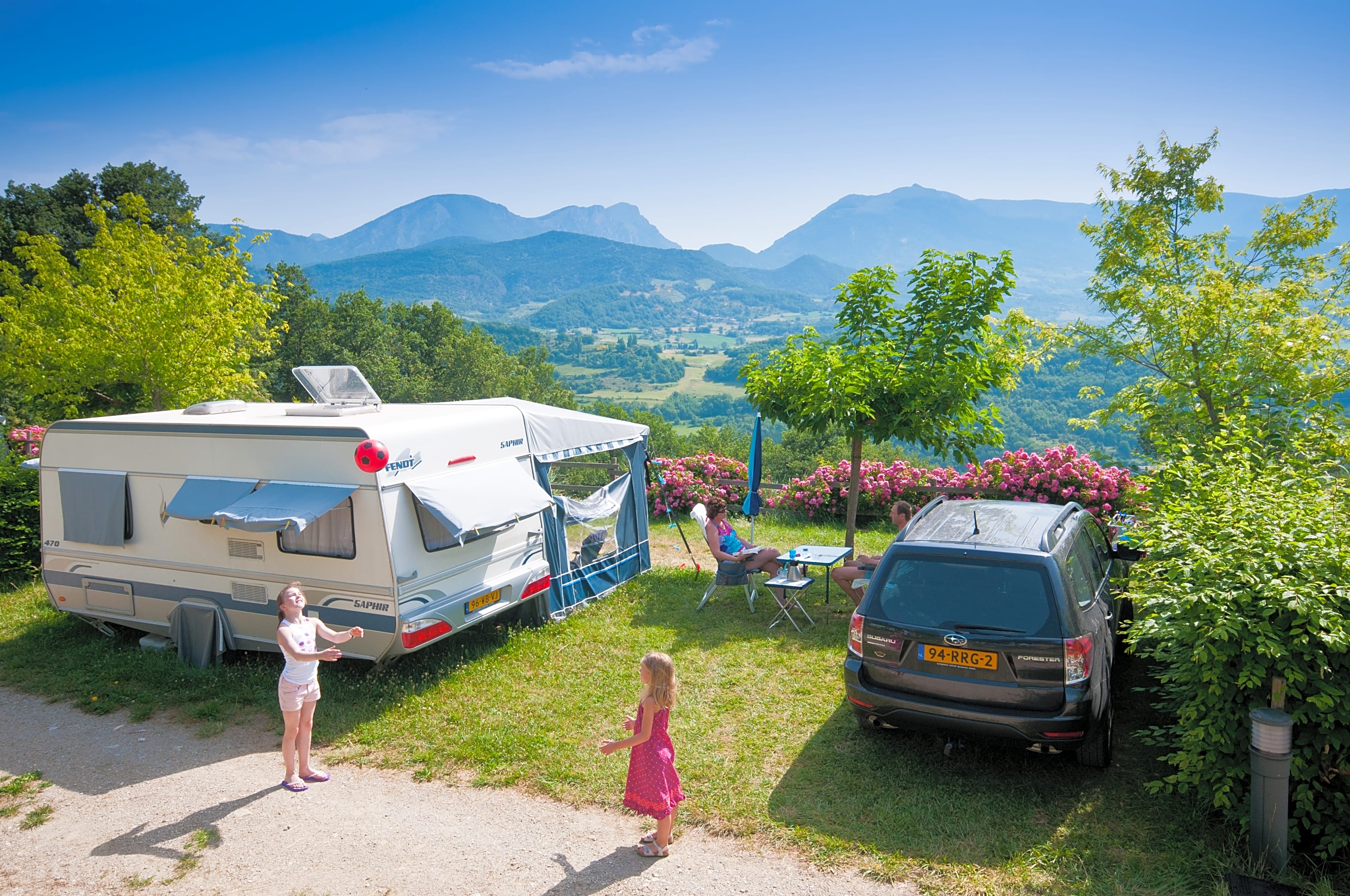 Only camping. Глэмпинг автодом. Современный кемпинг. Кемпинг в Европе. Автокемпинг в Европе.