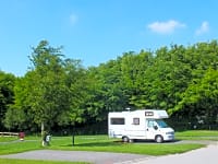 Emplacement pour véhicule de tourisme sur sol dur avec électricité