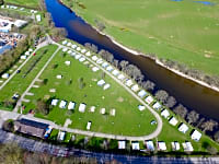 Parcel·la de gespa amb electricitat opcional per a tenda de campanya o per a remolc tenda