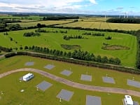 Op gras staplaats voor een tent of voor vouwwagen , met elektriciteit