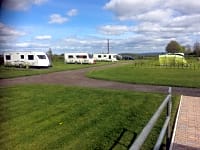 Parcel·la de gespa i terra dur amb electricitat opcional per a caravanes