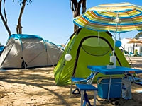 Op zand staplaats voor een tent zonder elektriciteit