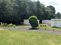 Parcel·la de gespa i terra dur amb electricitat per a caravanes