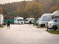 Areal med hårdt underlag og græs med vand, el og afløb