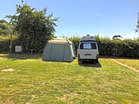 Parcel·la de gespa amb electricitat (gran)