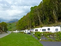 Op verharde ondergrond staplaats voor caravan en/of camper volledig uitgerust