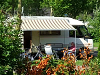Emplacement sur herbe et gravier avec électricité optionnelle (confort)