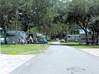 Op gras staplaats voor caravan en/of camper volledig uitgerust