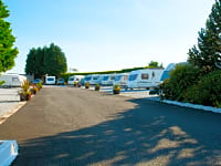 Parcel·la de terra dur amb electricitat opcional per a caravanes (tendals prohibits)