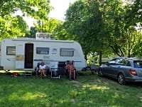 Parcel·la de gespa amb electricitat opcional