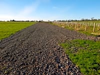 Parcel·la de gespa i graveta amb aigua, llum i desguàs per a caravanes