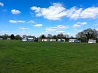 Emplacement pour véhicule de tourisme sur herbe avec électricité