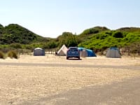 Parcel·la d'arena amb electricitat opcional per a tenda de campanya (2 places)