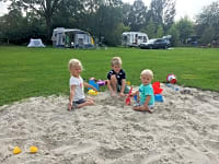 Op harde ondergrond en gras staplaats , elektriciteit optioneel