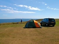 Parcel·la de gespa amb electricitat per a tenda de campanya o per a remolc tenda