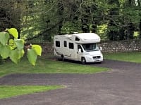Parcel·la de terra dur amb electricitat opcional per a caravana