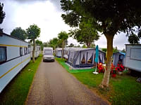 Parcela de césped con electricidad opcional para autocaravana