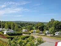 Op verharde ondergrond staplaats voor caravan en/of camper volledig uitgerust (XL)
