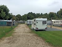 Parcel·la de gespa amb electricitat opcional per a tenda de campanya, per a remolc tenda o per a caravana