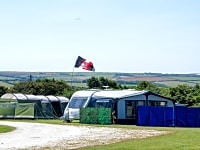 Emplacement sur herbe avec électricité (animaux acceptés)