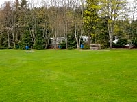 Piazzola roulotte/camper su erba con elettricità